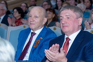 «Поклонимся Великим тем годам»